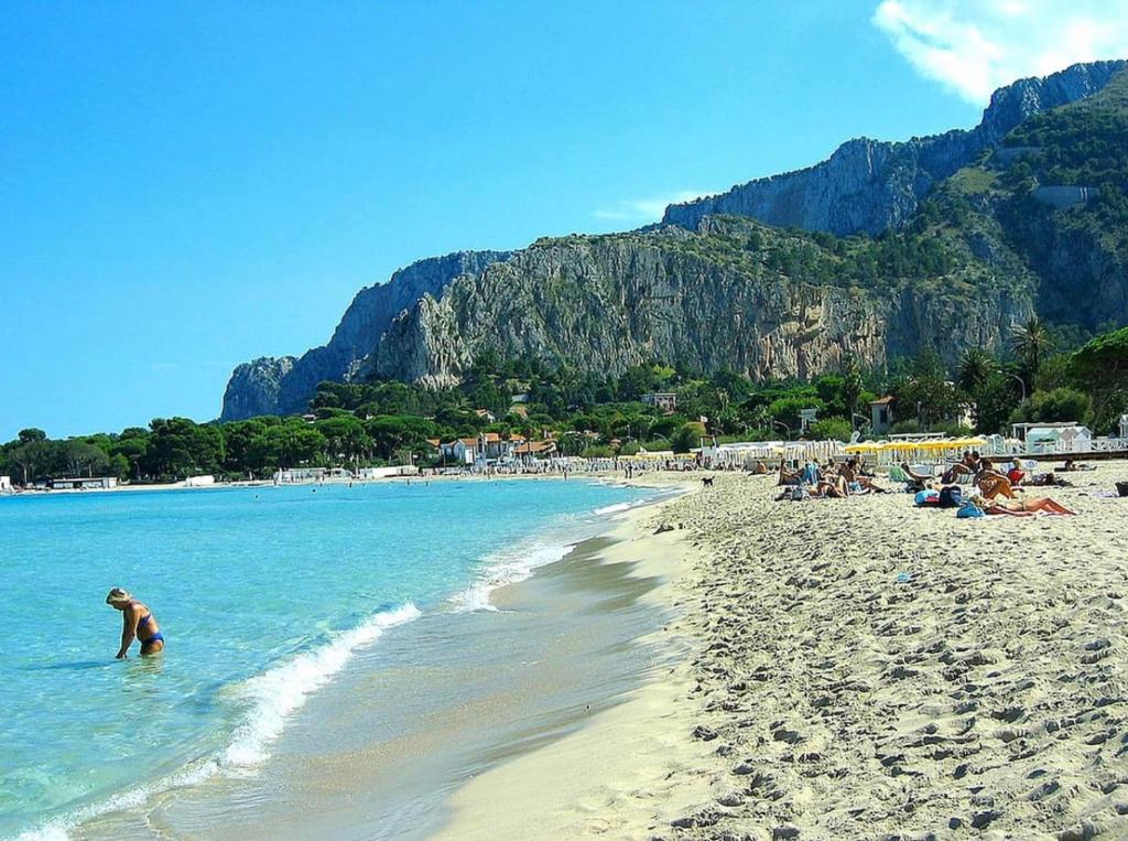 AR Palace Residence vista mare Isola delle Femmine Sicilia sulla spiaggia