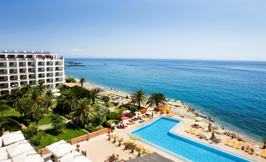 delta hotels by marriott giardini naxos sulla spiaggia sicilia vicino al mare