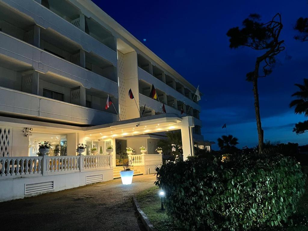 domizia palace hotel con spiaggia privata baia domizia campania sul mare