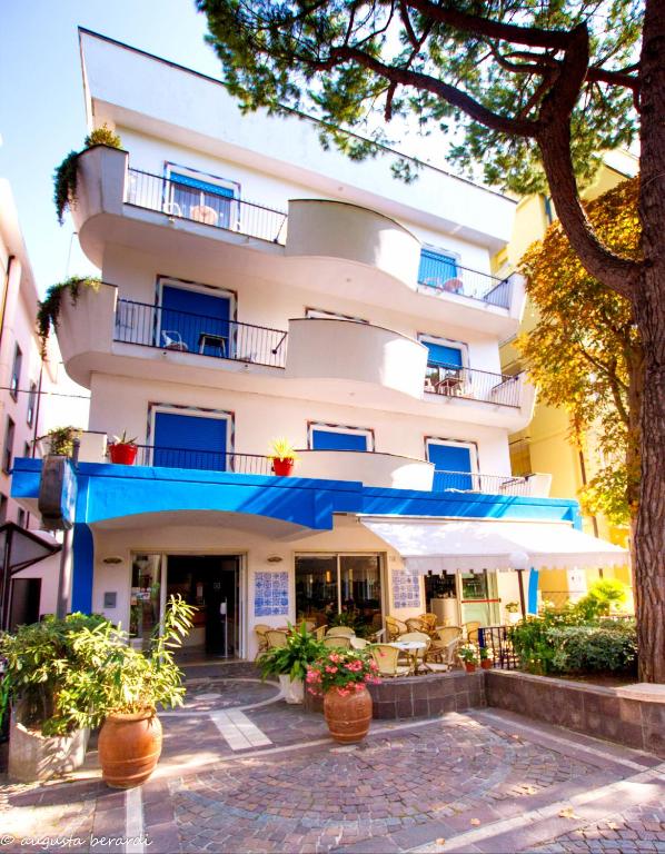 hotel adria b b colazione fino alle 12 sul mare misano adriatico sulla spiaggia