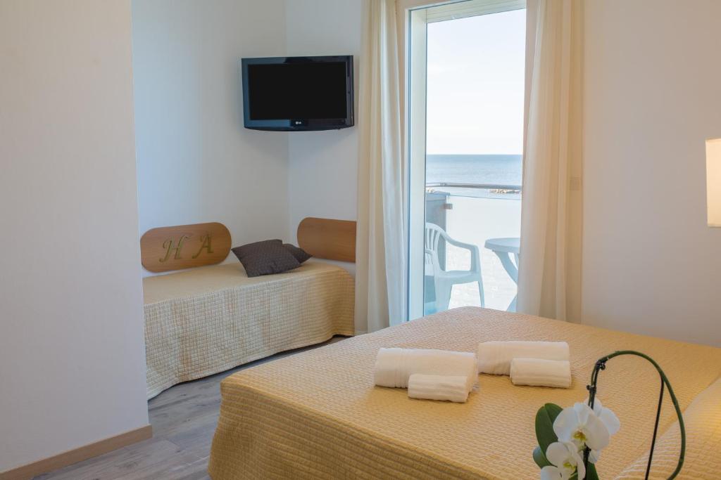 hotel augusta 1 vista mare bellaria-igea marina sulla spiaggia