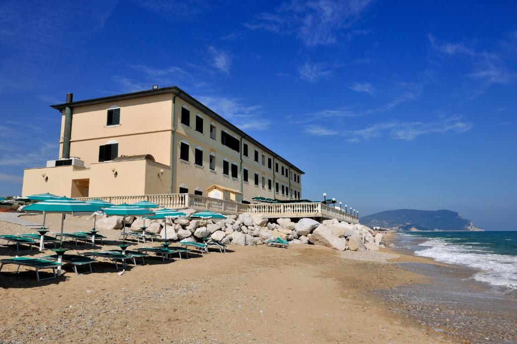 hotel brigantino non dista sul mare spiaggia privata porto recanati marche vista mare
