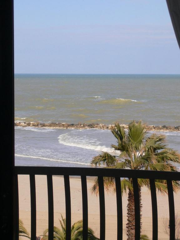 hotel canguro sul mare san benedetto del tronto sulla spiaggia