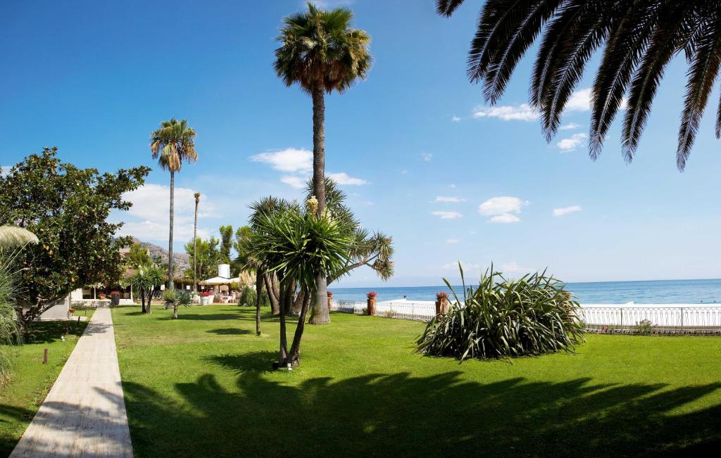 Hotel Caparena sul mare spiaggia privata Taormina Sicilia vista mare