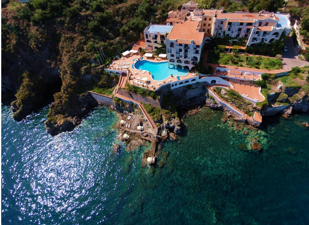 hotel carasco sul mare spiaggia privata città di lipari sicilia vista mare