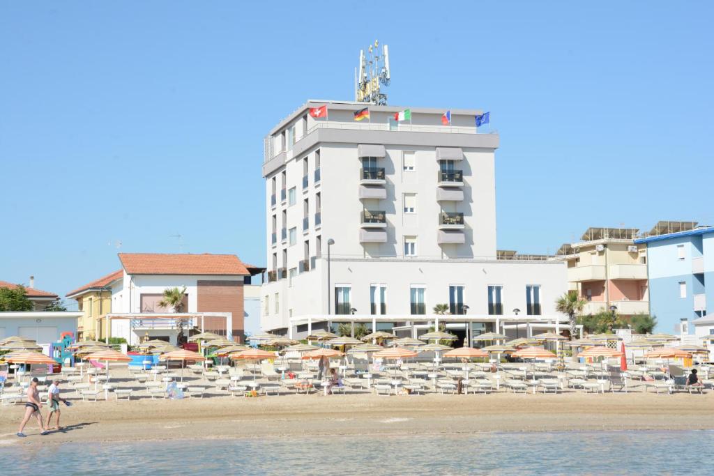 hotel caravel sul mare spiaggia privata marotta marche vista mare