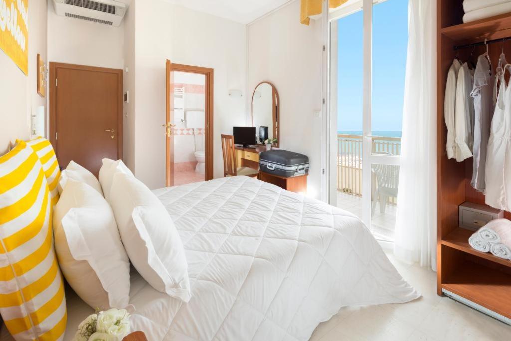 hotel carnaby vista mare viserba rimini emilia-romagna sulla spiaggia