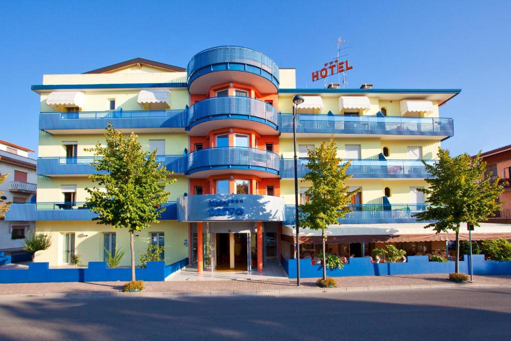 hotel catto suisse sul mare caorle veneto sulla spiaggia