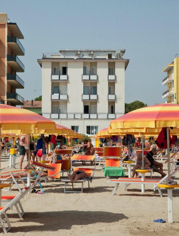 hotel cosmopolita sul mare viserba rimini emilia-romagna sulla spiaggia