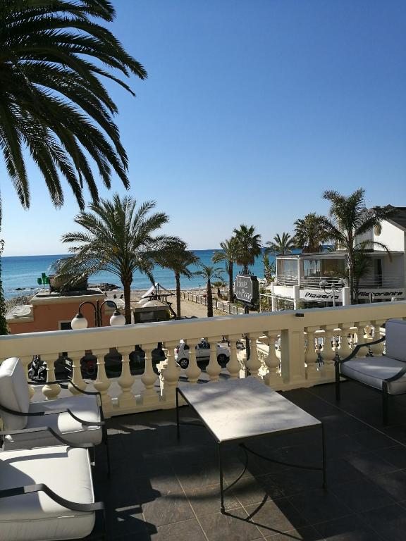 hotel de la plage sul mare spiaggia privata pietra ligure liguria vista mare
