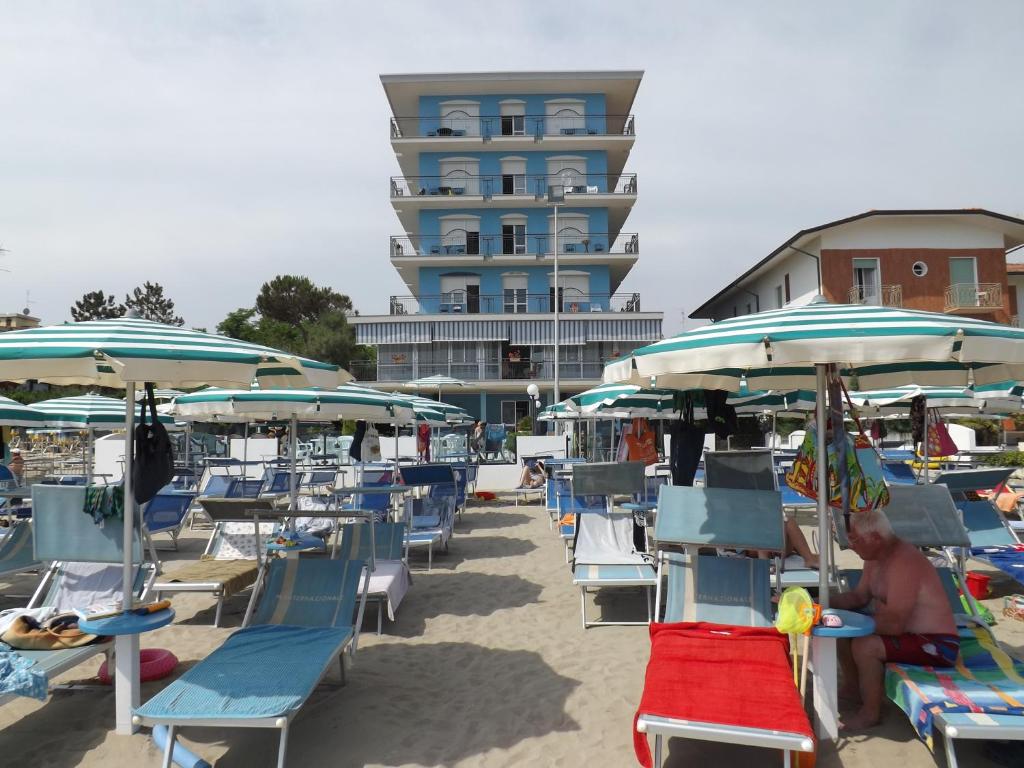 hotel internazionale 2 con spiaggia privata san mauro a mare sul mare