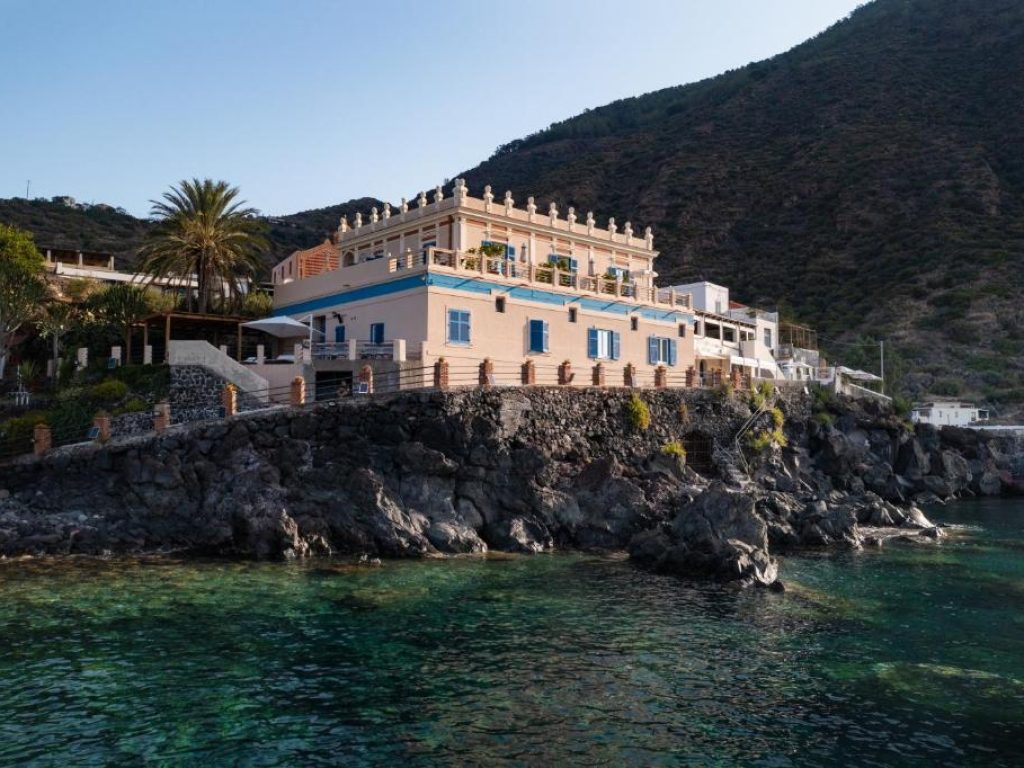 Hotel L'Ariana ISOLE EOLIE - UNA Esperienze vista mare Leni Salina Sicilia sulla spiaggia