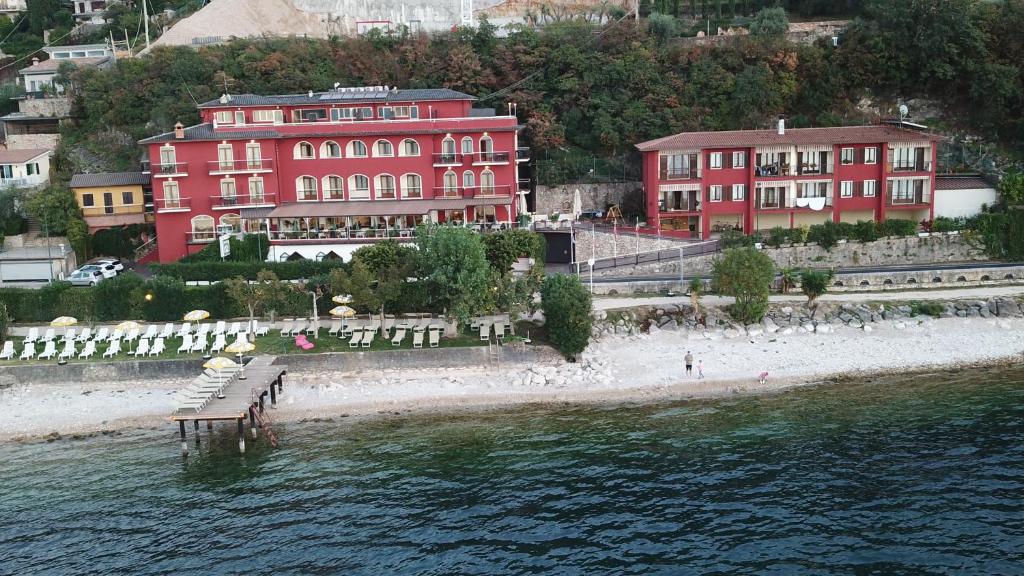 hotel merano con spiaggia privata brenzone sul garda sul mare