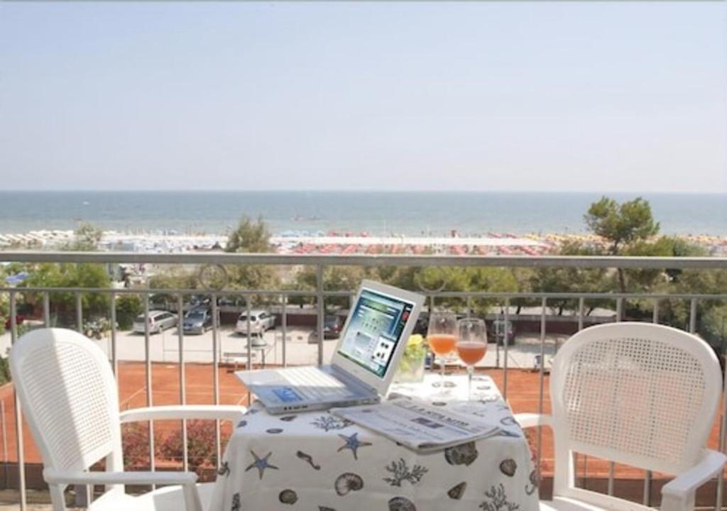 hotel nizza nuova gestione sul mare spiaggia privata riccione vista mare