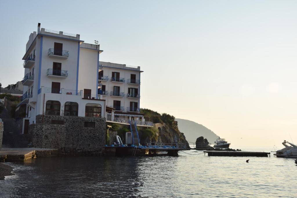 hotel rocce azzurre vista mare città di lipari sicilia sulla spiaggia