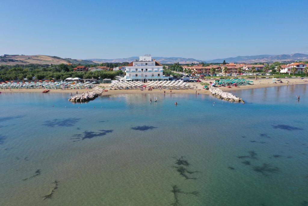 hotel strand sul mare spiaggia privata marina di montenero abruzzo vista mare