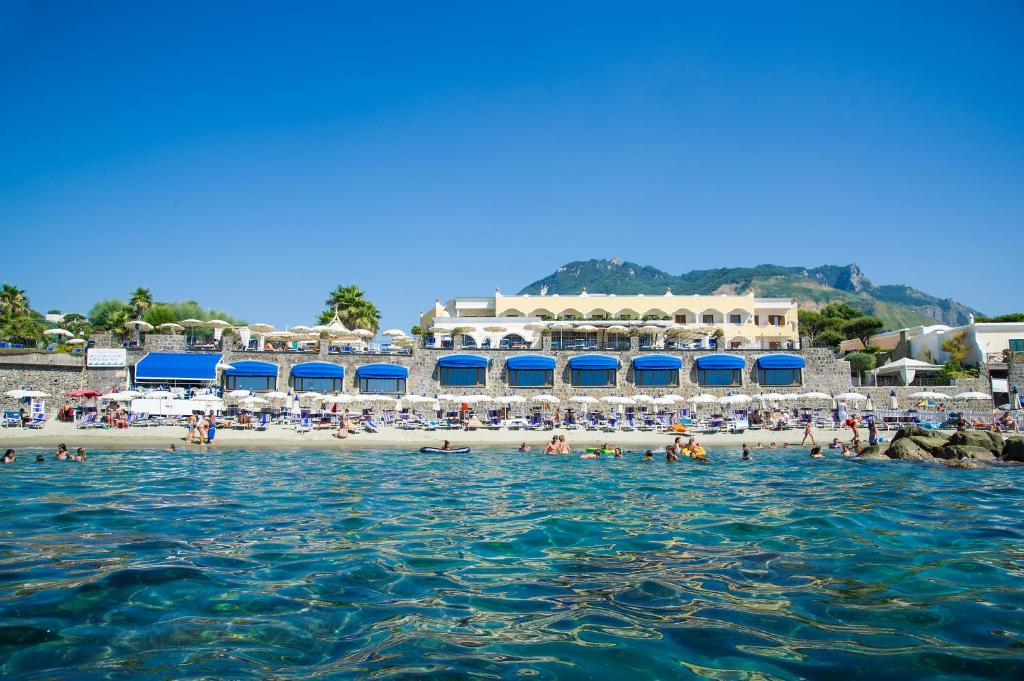 hotel terme tritone resort spa sul mare spiaggia privata forio d'ischia campania vista mare