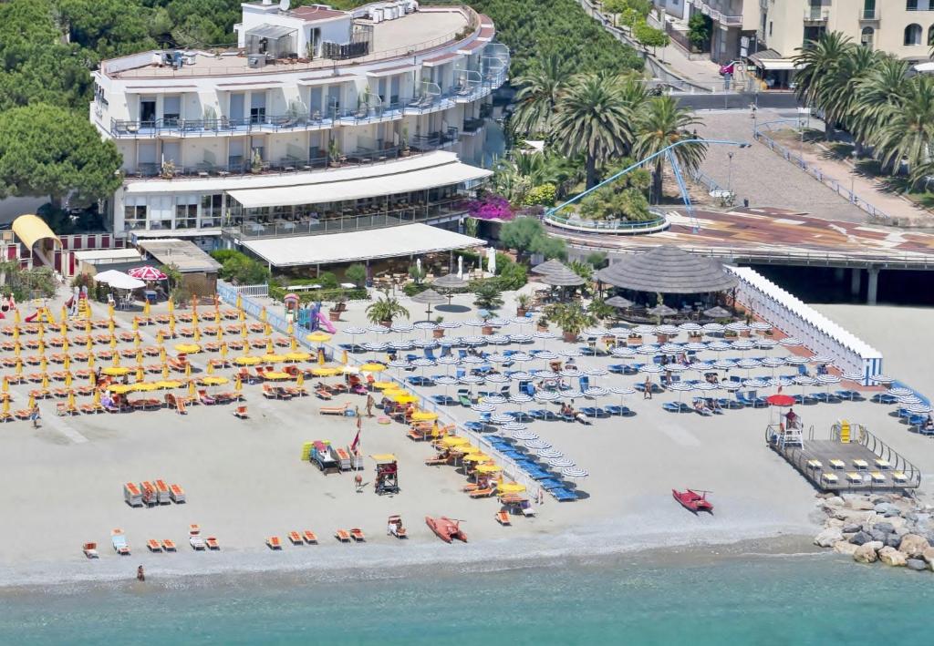 hotel tirreno 3 sul mare spiaggia privata spotorno liguria vista mare