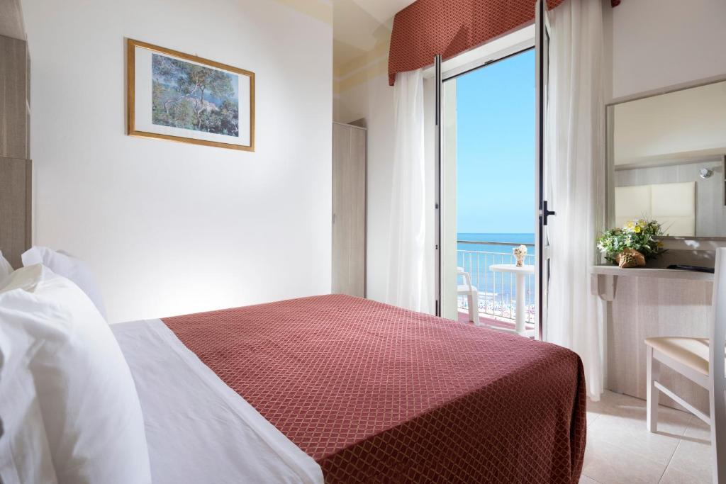 hotel vela doro sul mare spiaggia privata rivazzurra rimini vista mare