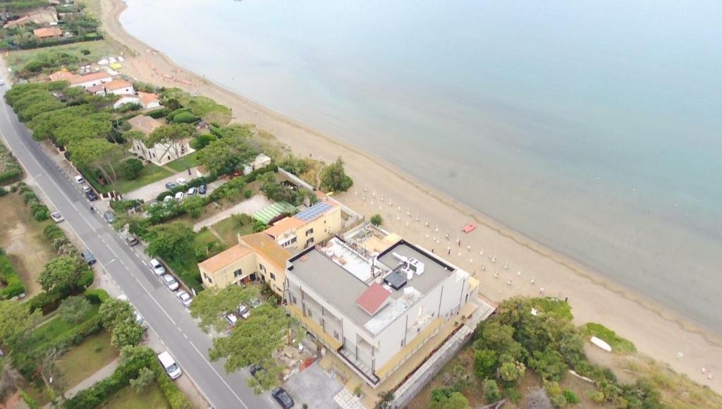 hotel villa ambra sul mare spiaggia privata orbetello toscana vista mare