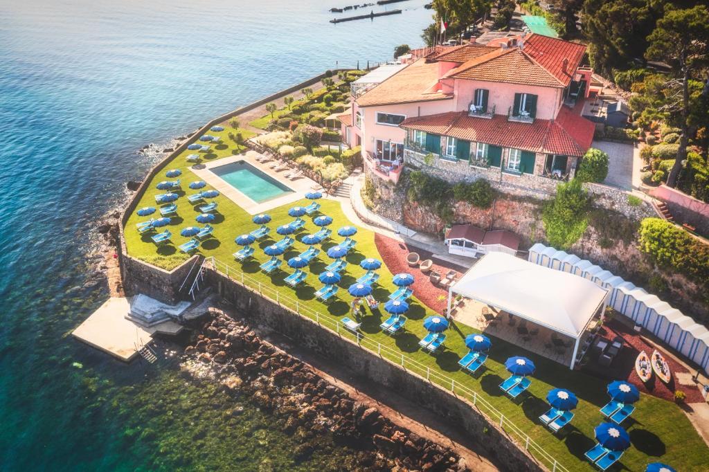 hotel villa domizia sul mare spiaggia privata porto santo stefano toscana vista mare