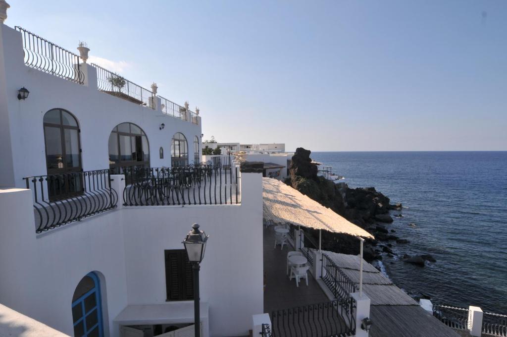 Hotel Villaggio Stromboli - isola di Stromboli vista mare Sicilia sulla spiaggia