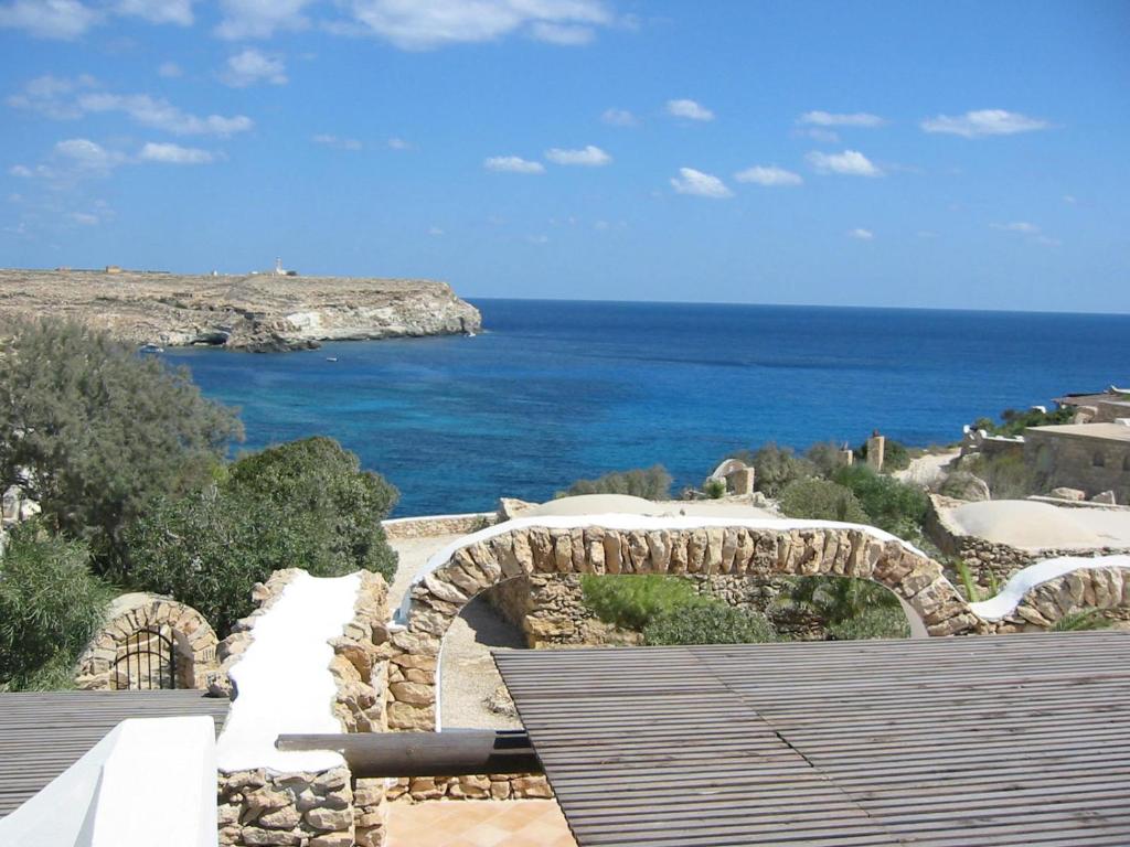 i dammusi di borgo cala creta hotel sul mare lampedusa sicilia sulla spiaggia
