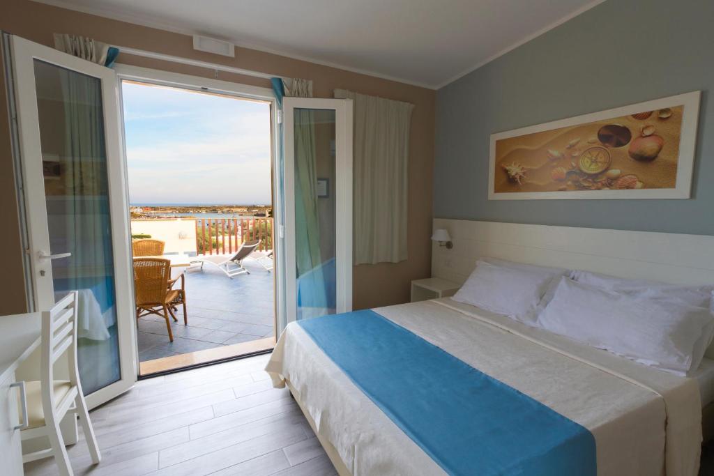 le anfore hotel lampedusa sulla spiaggia sicilia vicino al mare