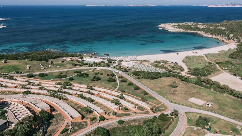 mclub marmorata resort con spiaggia privata santa teresa di gallura sul mare