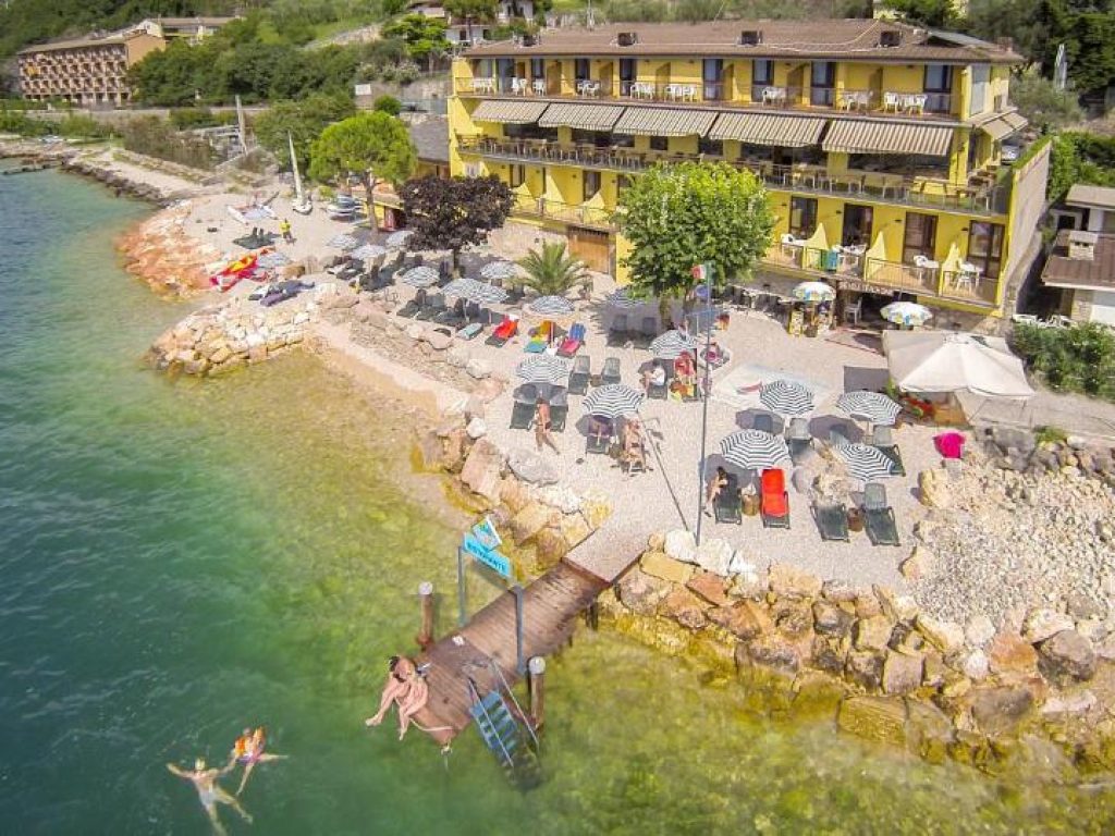 taki village hotel con spiaggia privata brenzone sul garda sul mare
