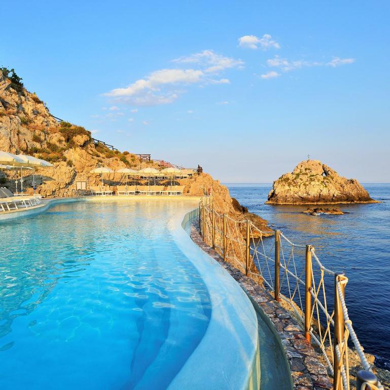 UNAHOTELS Capotaormina Hotel sul mare spiaggia privata Taormina Sicilia vista mare