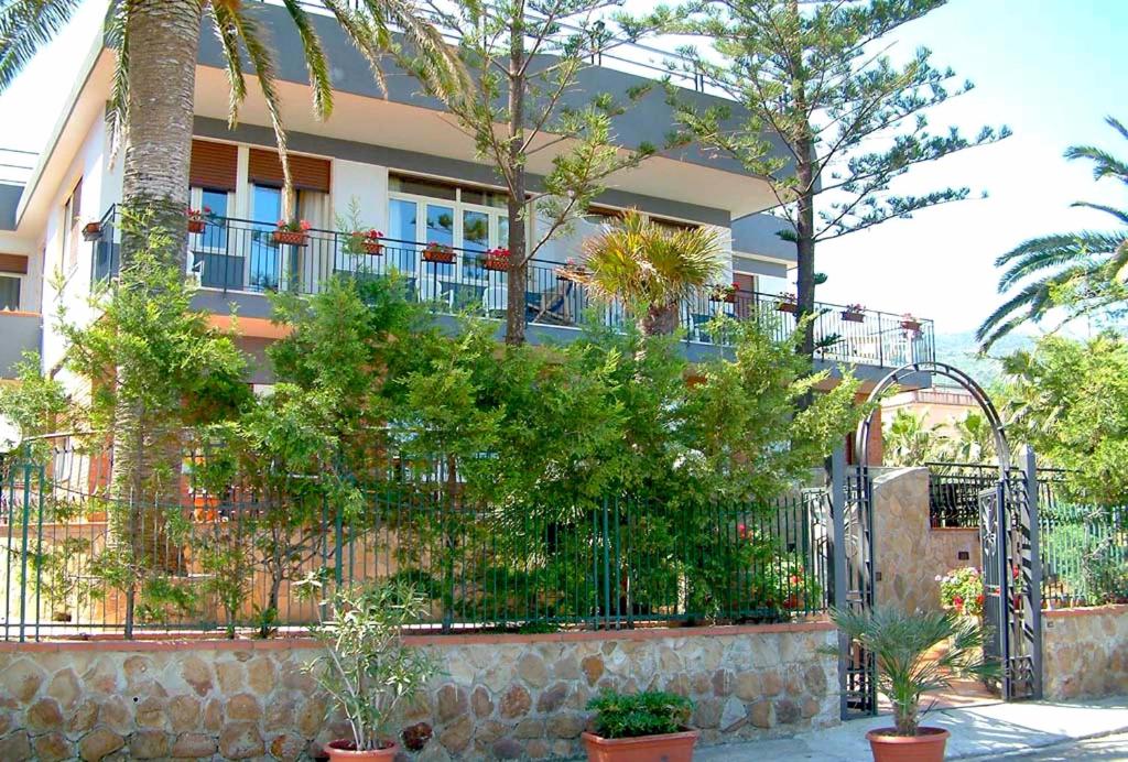 villa gaia hotel sul mare spiaggia privata cefalù sicilia vista mare