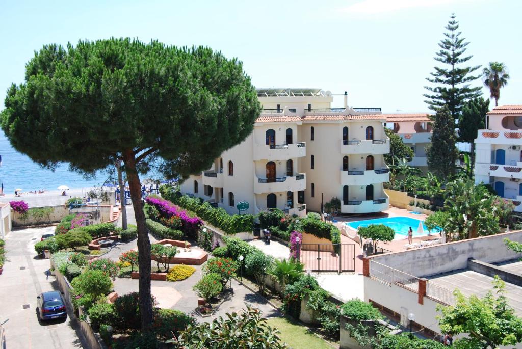 villa nettuno residence vista mare giardini naxos sicilia sulla spiaggia
